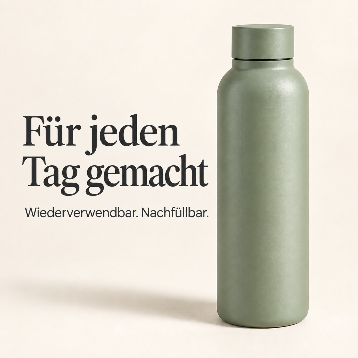 Fictional sage green bottle with the German headline Für jeden Tag gemacht.